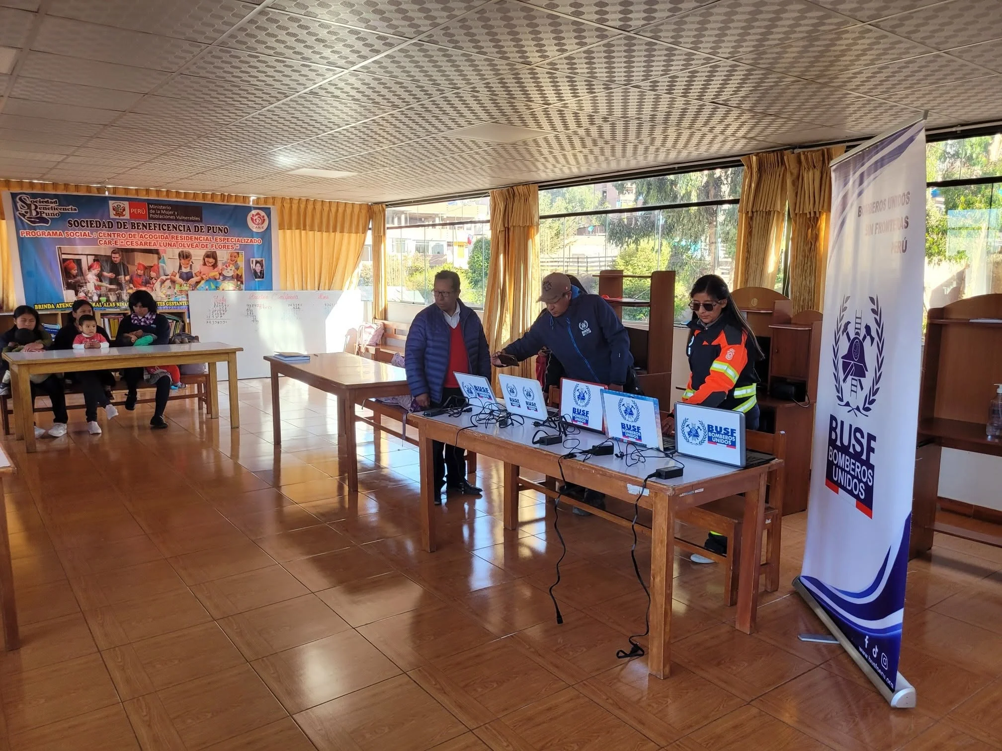 Entrega de equipos informáticos a la Sociedad de Beneficencia Pública de Puno